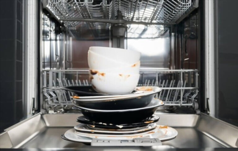 ¿Qué hacer si tu lavavajillas deja restos de comida en los platos?